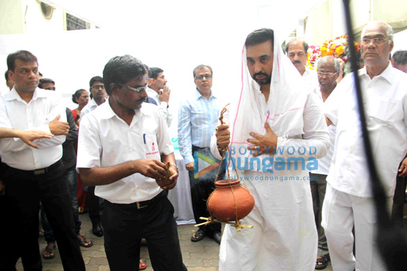 akshay kumar abhishek bachchan and others attend the funeral of shilpa shettys father 4