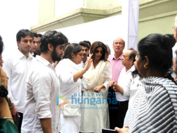 Akshay Kumar, Abhishek Bachchan and others attend the funeral of Shilpa Shetty's father