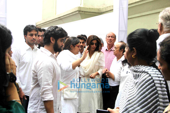 akshay kumar abhishek bachchan and others attend the funeral of shilpa shettys father 5