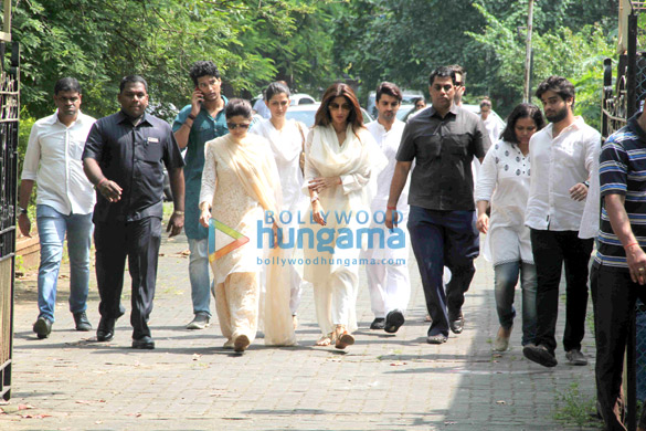 akshay kumar abhishek bachchan and others attend the funeral of shilpa shettys father 6