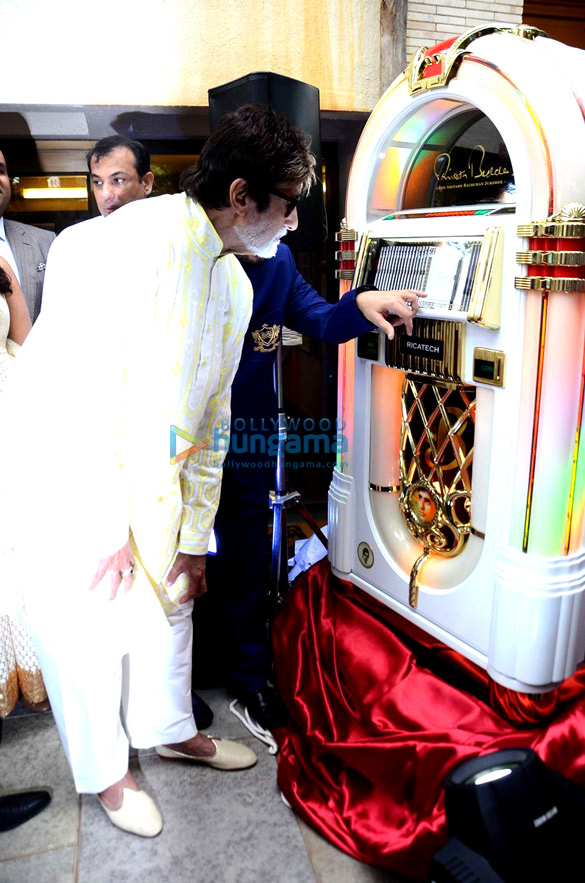 amitabh celebrates his 74th birthday 4