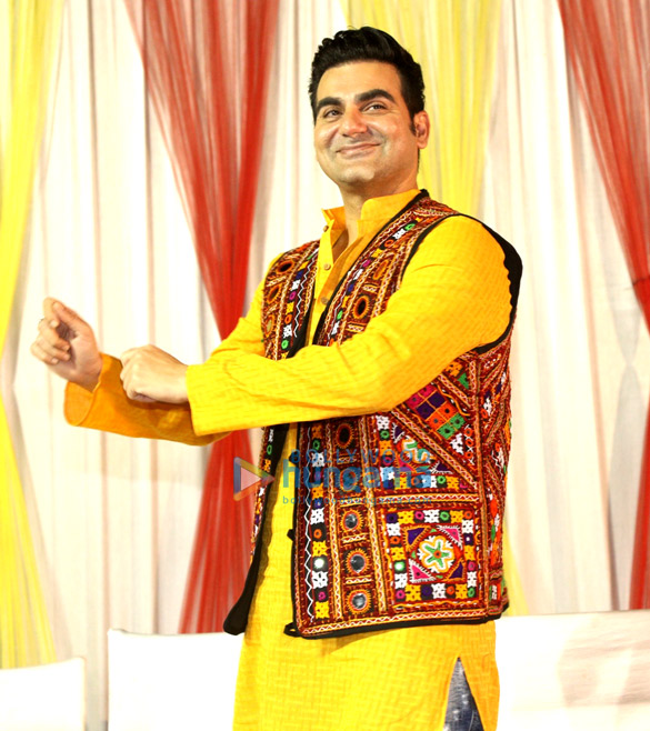 arbaaz khan promotes tera intezaar at special navratri celebrations in gandhidham 4