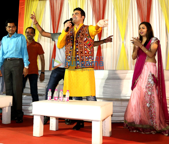 arbaaz khan promotes tera intezaar at special navratri celebrations in gandhidham 9