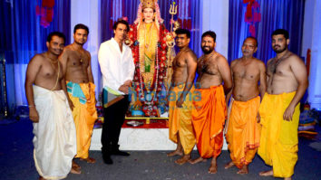 Arjun Rampal visits Durga Pandal at Dagdi Chawl