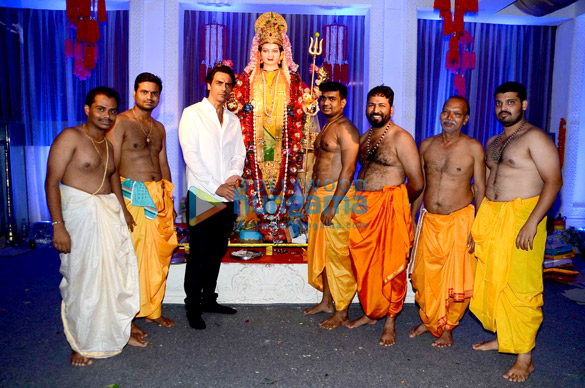 Arjun Rampal visits Durga Pandal at Dagdi Chawl Arjun Rampal visits Durga Pandal at Dagdi Chawl