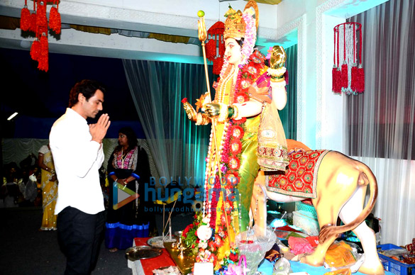 arjun visits durga pandal at dagdi chawl 3