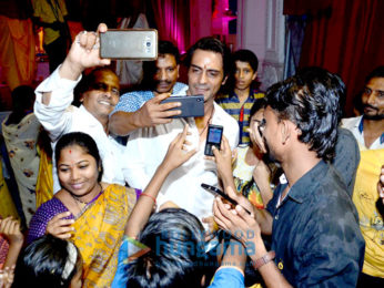 Arjun Rampal visits Durga Pandal at Dagdi Chawl