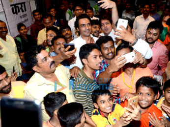 Arjun Rampal visits Durga Pandal at Dagdi Chawl