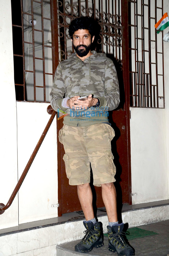 farhan snapped in bandra after dubbing for rock on 2 1