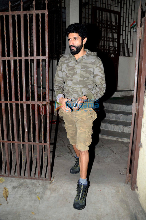 farhan snapped in bandra after dubbing for rock on 2 5