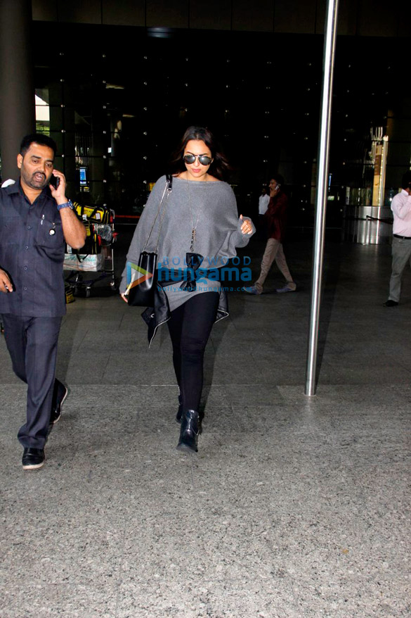 gauri sonakshi snapped at the international airport 5