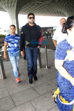 Kareena Kapoor Khan, Abhishek Bachchan & others snapped at the international airport