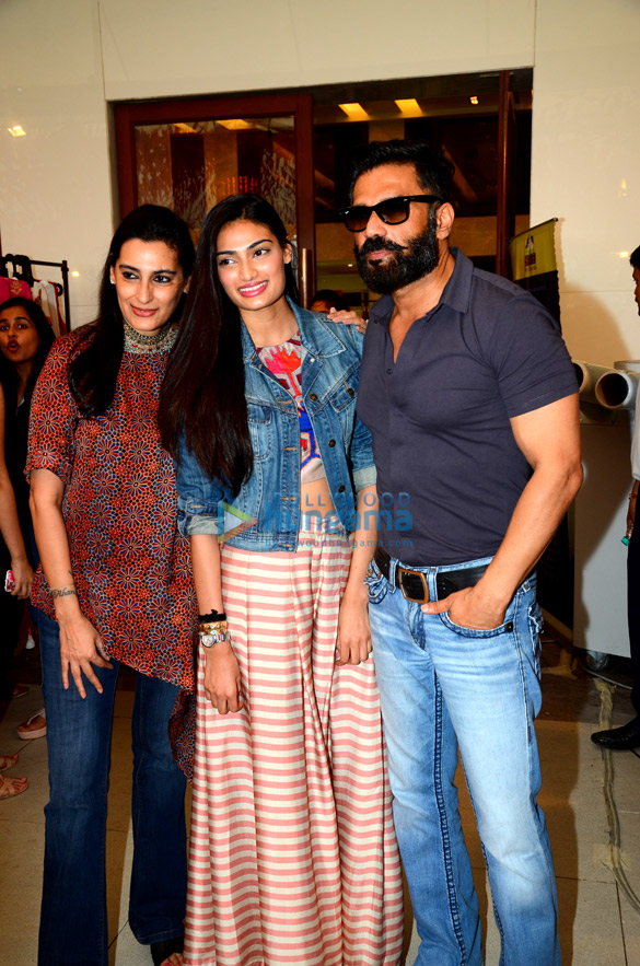 Celebs grace the 50th charity exhibition Of Mana Shetty’s ‘Save The Children India’ Celebs grace the 50th charity exhibition Of Mana Shetty’s ‘Save The Children India’