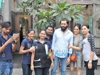 Riteish Deshmukh & Genelia Dsouza snapped post lunch at Pali Bhawan