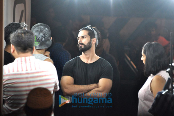shahid shoots for an ad in bandra 1