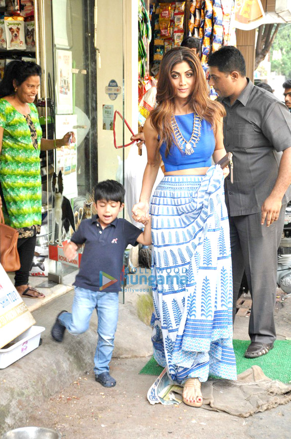 shilpa snapped with her son shopping at a pet shop 1