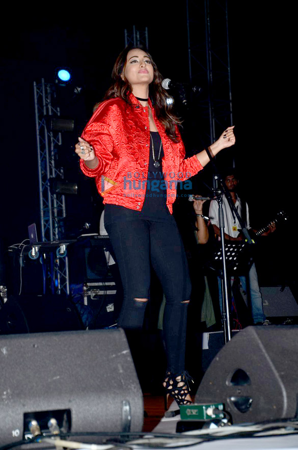 sonakshi sings at the bollywood music project concert 1