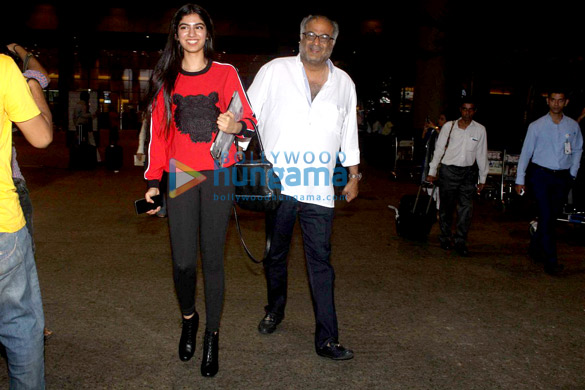 sridevi juhi and suniel snapped at the airport 6