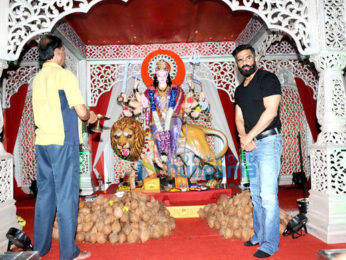 Suniel Shetty visits Navratri Pandal to seek blessings