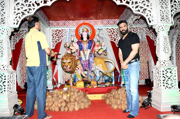 suniel visits navratri pandal to seek blessings 2