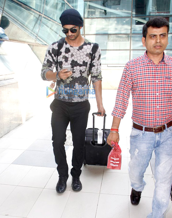 sushant sunny snapped at the airport 4