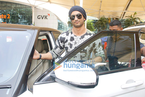 sushant sunny snapped at the airport 7