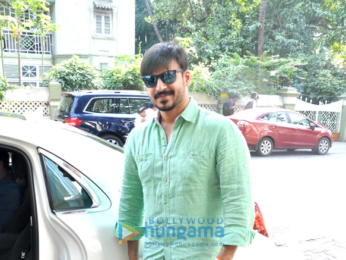 Vivek Oberoi snapped with his mom in Bandra