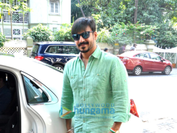 Vivek Oberoi snapped with his mom in Bandra