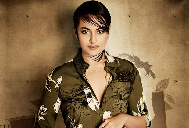 Watch: When shy teenager Sonakshi Sinha presented Karan Johar with an award for Kuch Kuch Hota Hai Watch: When shy teenager Sonakshi Sinha presented Karan Johar with an award for Kuch Kuch Hota Hai