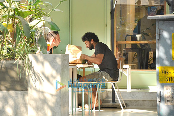 Aditya Roy Kapur snapped post lunch with friend at Suzette Kitchen Aditya Roy Kapur snapped post lunch with friend at Suzette Kitchen