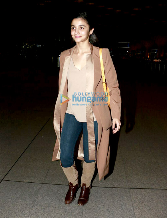alia farhan and vivek snapped at the mumbai airport 4