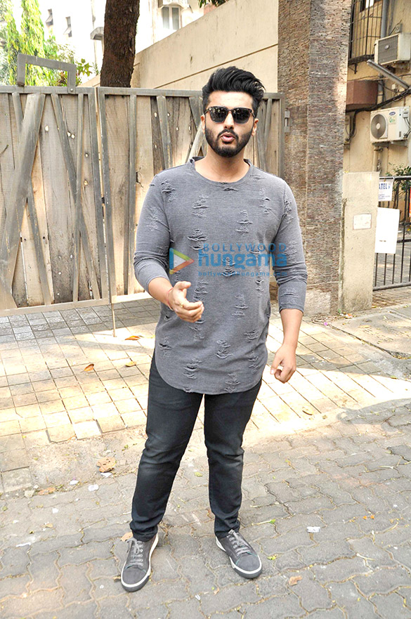 arjun kapoor zayed khan snapped in bandra 1