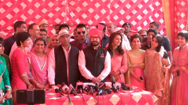 Aamir Khan’s HUNGAMA With The REAL Dangal Family At Geeta Phogat’s Wedding Aamir Khan’s HUNGAMA With The REAL Dangal Family At Geeta Phogat’s Wedding
