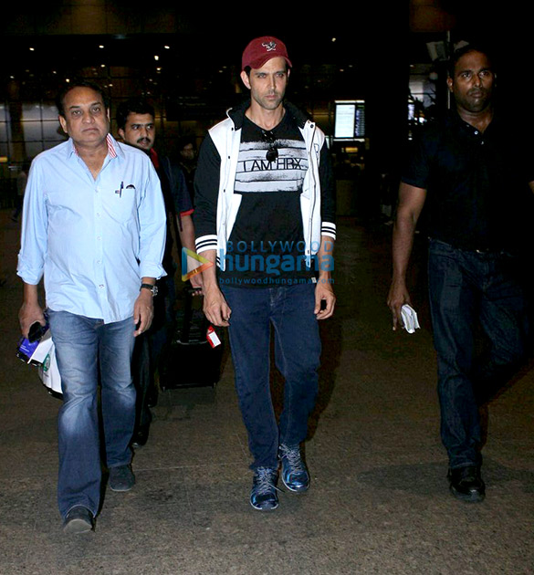 hrithik roshan snapped in cool casuals at the international airport 4