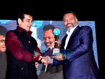 Jeetendra snapped receiving the Mumbai Global Achiever's Award 2016