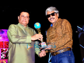 Jeetendra snapped receiving the Mumbai Global Achiever's Award 2016