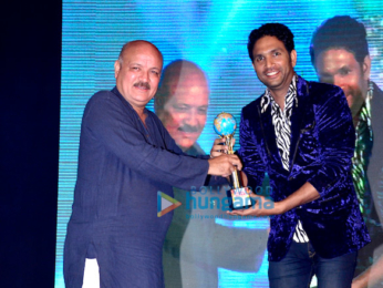 Jeetendra snapped receiving the Mumbai Global Achiever's Award 2016