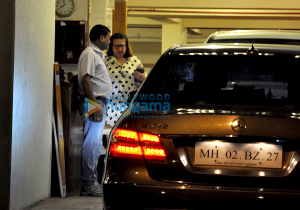 karisma kapoor babita kapoor snapped in bandra 2