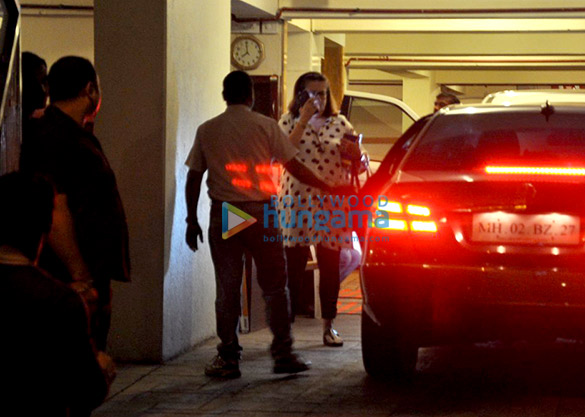 karisma kapoor babita kapoor snapped in bandra 4