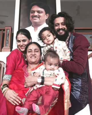 Clicked: Riteish Deshmukh posing for Diwali photograph with his family