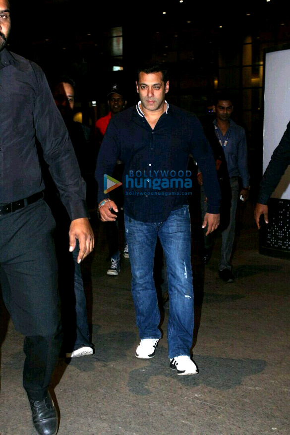 salman khan spotted at the international airport 1