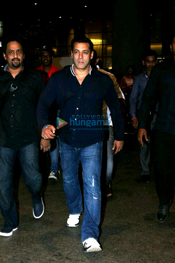 salman khan spotted at the international airport 4