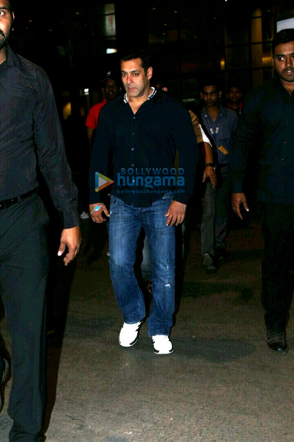 salman khan spotted at the international airport 6