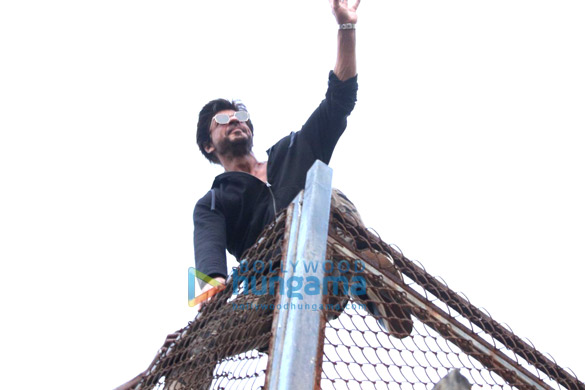 shah rukh khan greets his fans on his 51st birthday 1