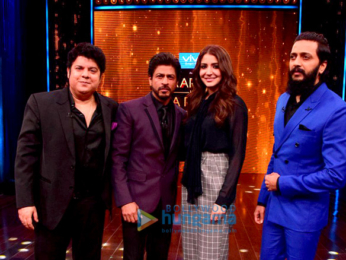 Shah Rukh Khan and Anushka Sharma on the sets of 'Yaaron Ki Baaraat'