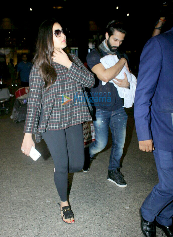 shahid kapoor snapped with wife and kid at the mumbai airport 1