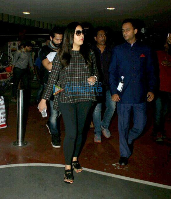 shahid kapoor snapped with wife and kid at the mumbai airport 3