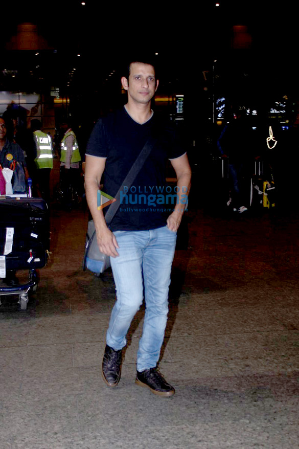 sharman joshi esha gupta snapped at the international airport 4