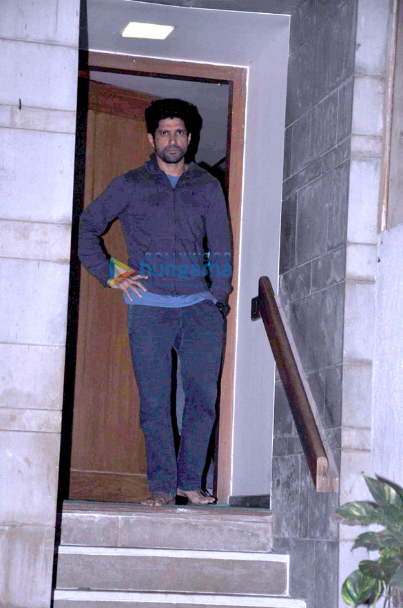 shraddha kapoor snapped post meeting at farhan akhtars house 5