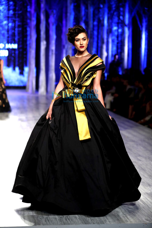 shweta nanda bachchan walks for abu jani sandeep khosla show for volvo 6